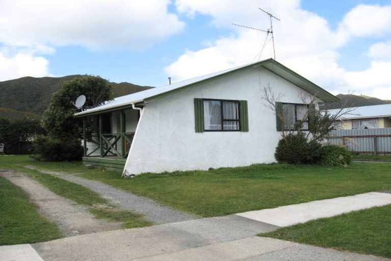 Photo of property in 318 Wellington Road, Wainuiomata, Lower Hutt, 5014