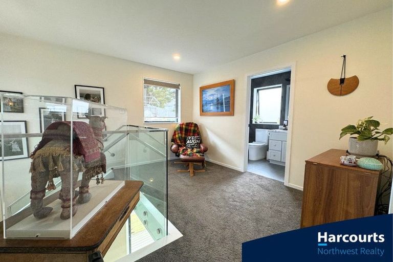 Photo of property in 10 Mahinga Place, Massey, Auckland, 0614