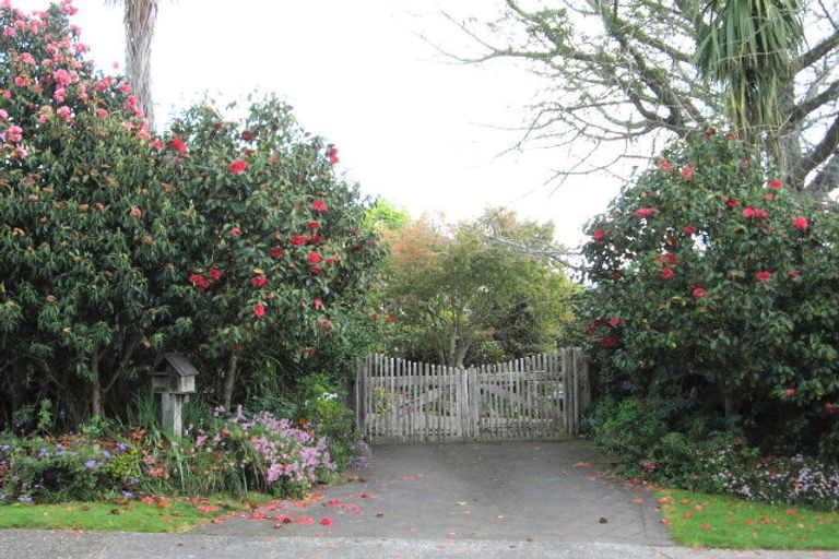 Photo of property in 8 Tupara Crescent, Kawaha Point, Rotorua, 3010