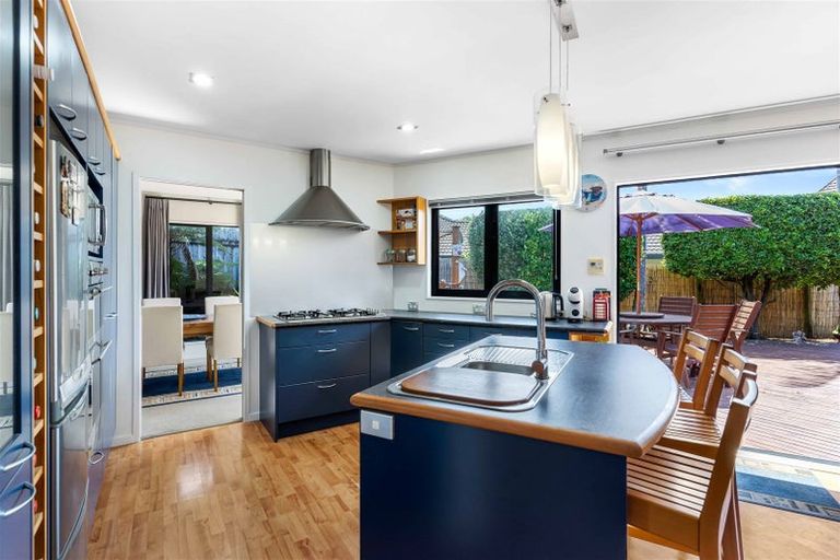 Photo of property in 28 Scarlet Oak Drive, Schnapper Rock, Auckland, 0632