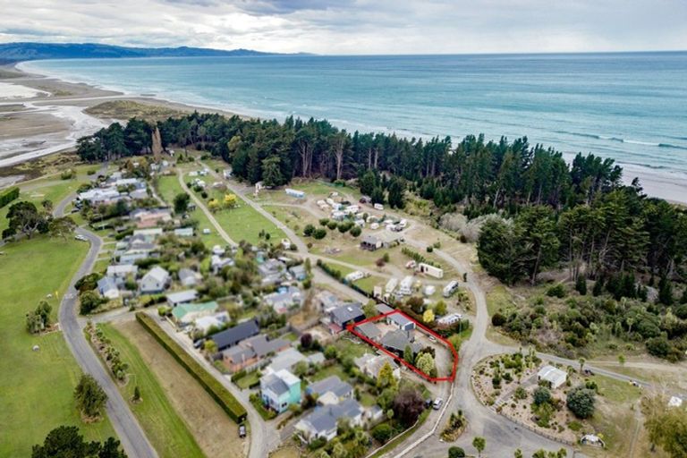 Photo of property in 1 Beach Crescent, Waikuku Beach, 7473