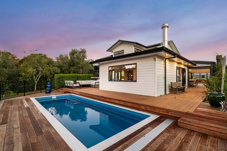 Photo of property in 143 Whangaparaoa Road, Red Beach, 0932