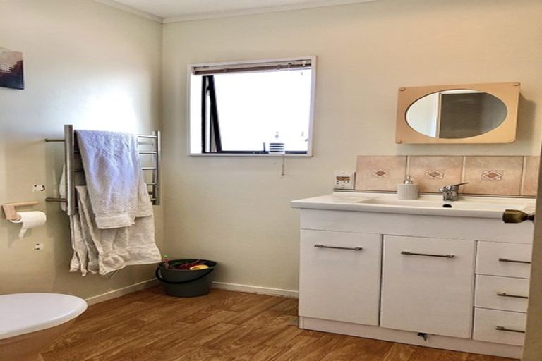 Photo of property in 2/19 Sandgate Avenue, Botany Downs, Auckland, 2010