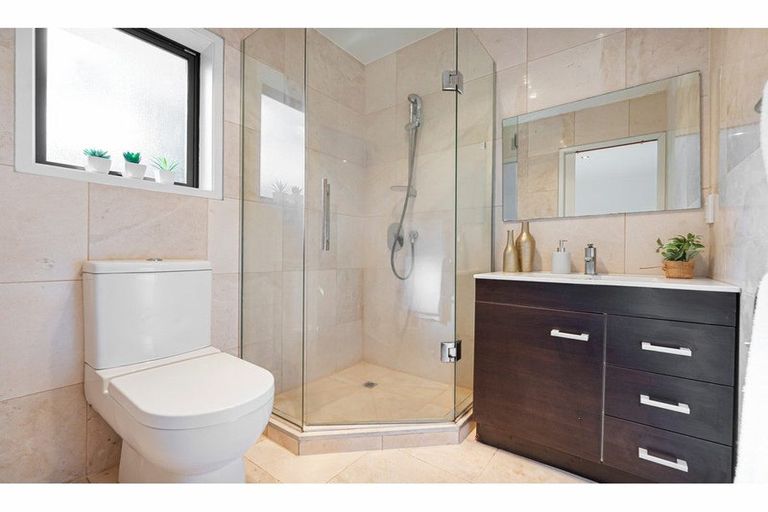 Photo of property in 17a Atkinson Road, Titirangi, Auckland, 0604