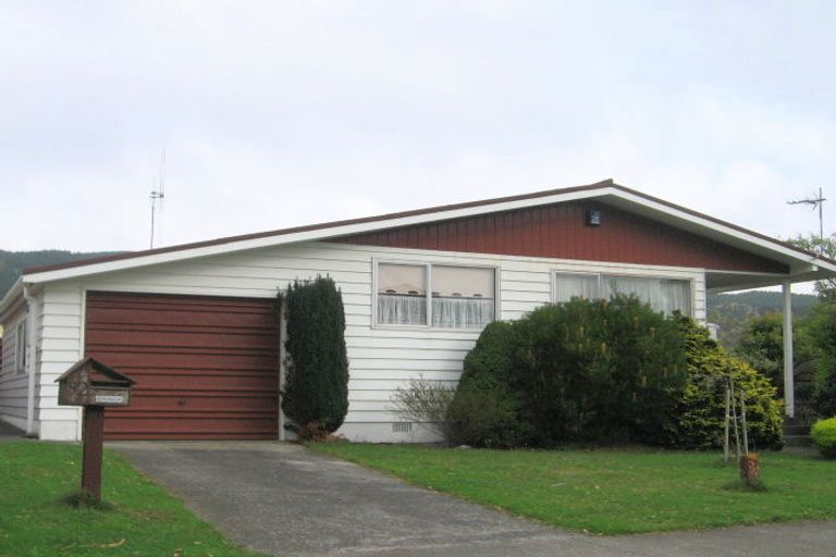 Photo of property in 92 Taylor Terrace, Tawa, Wellington, 5028
