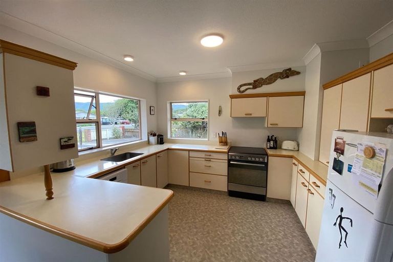 Photo of property in 214 Te Moana Road, Waikanae, 5036