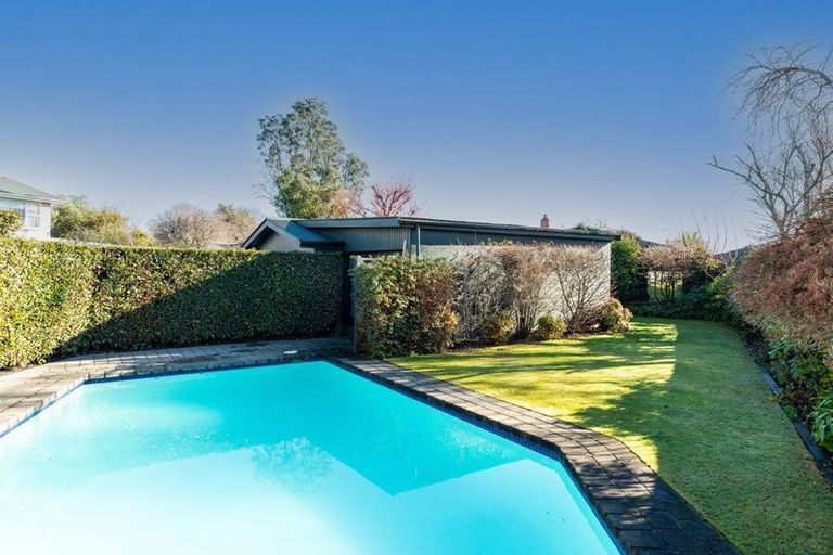 Photo of property in 17 Ilfracombe Place, Burnside, Christchurch, 8053
