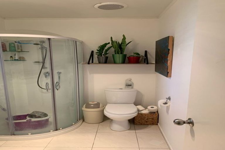 Photo of property in 1/1 Tern Place, Unsworth Heights, Auckland, 0632