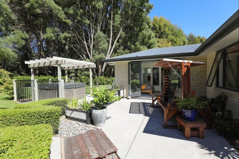 Photo of property in 16 Karaka Place, Kinloch, Taupo, 3377
