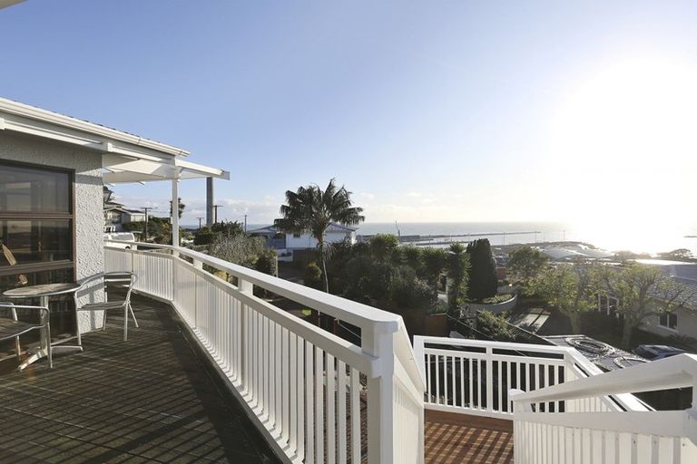 Photo of property in 4 Catherine Crescent, Moturoa, New Plymouth, 4310