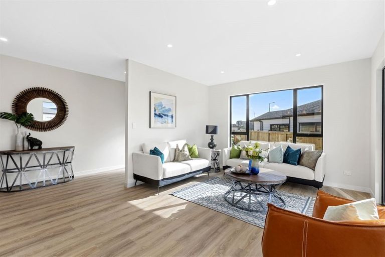 Photo of property in 23 Vinistra Road, Kumeu, 0810