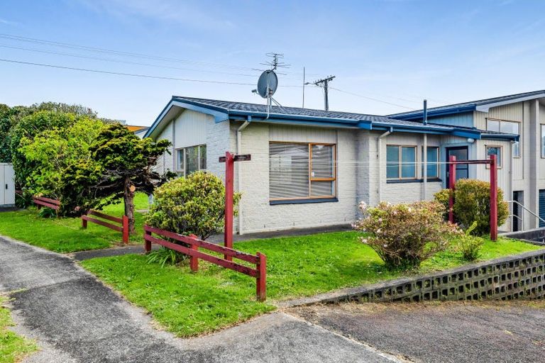 Photo of property in 39 Birdwood Avenue, Moturoa, New Plymouth, 4310