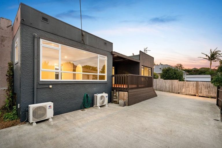 Photo of property in 188 Waimumu Road, Massey, Auckland, 0614