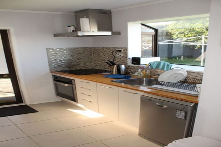 Photo of property in 1/9 Thistledew Place, Bayview, Auckland, 0629