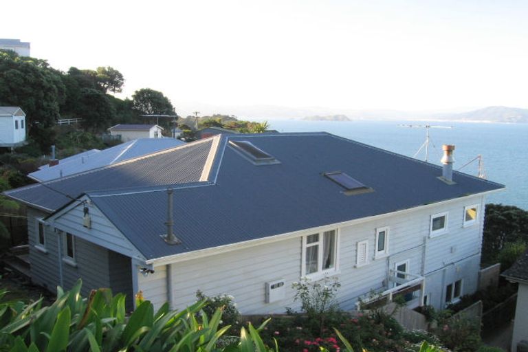 Photo of property in 1 Tai Paku Paku Road, Karaka Bays, Wellington, 6022