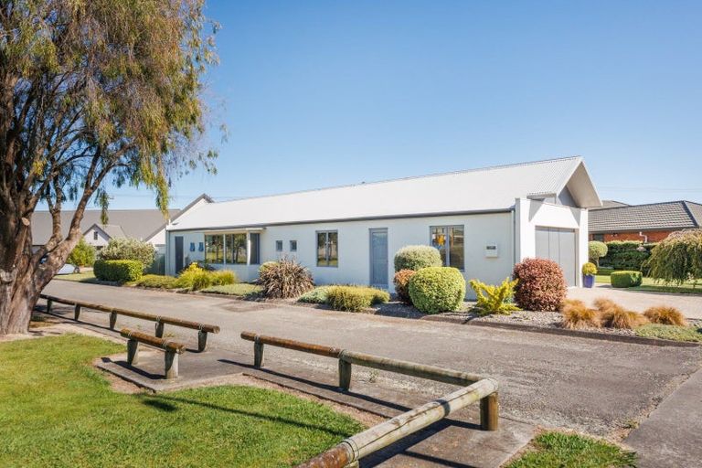 Photo of property in 16 Royal Oak Drive, Kelvin Grove, Palmerston North, 4414