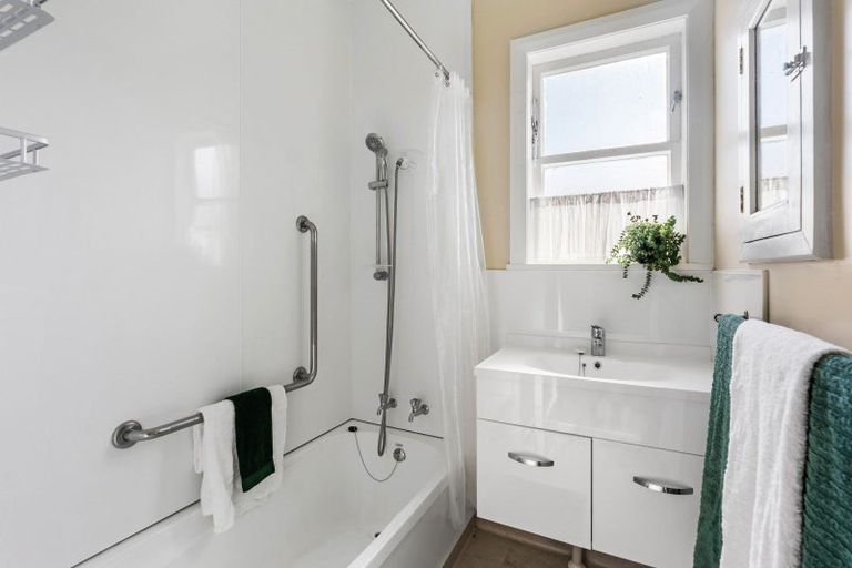 Photo of property in 27 Old Lake Road, Narrow Neck, Auckland, 0624