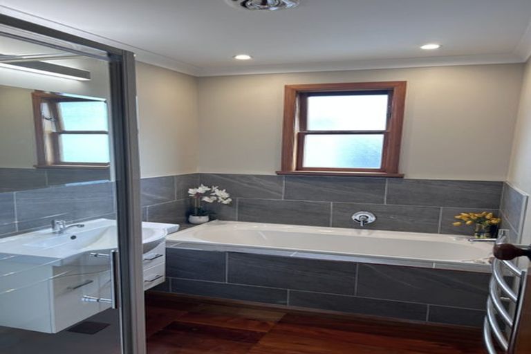 Photo of property in 114 Pahiatua Street, Hokowhitu, Palmerston North, 4410