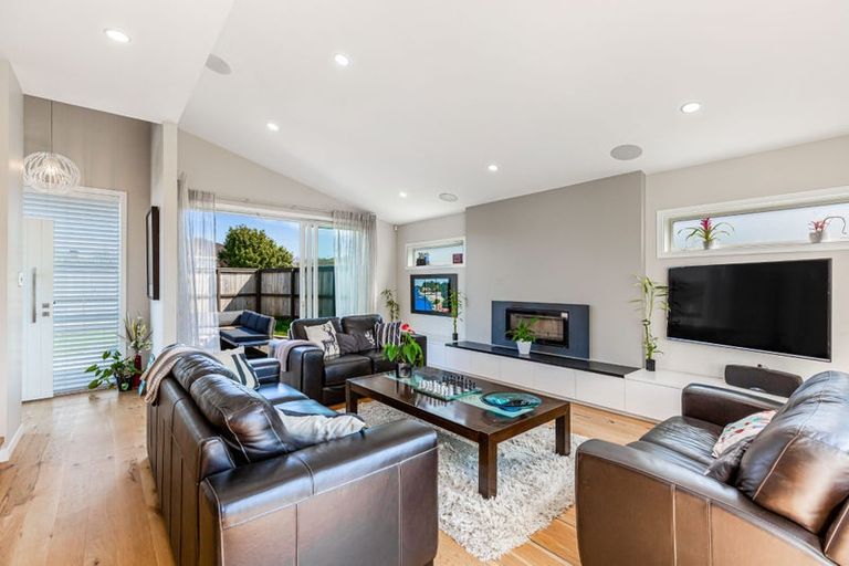 Photo of property in 21 Glenhaven Place, Te Atatu Peninsula, Auckland, 0610