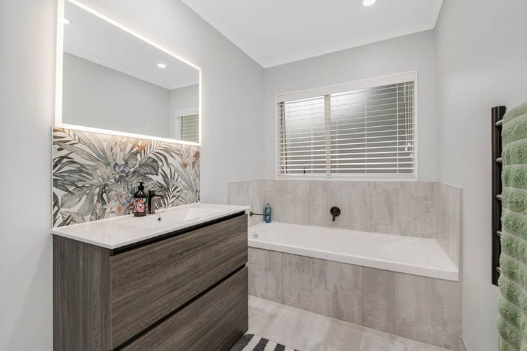 Photo of property in 13 Sandpiper Grove, Unsworth Heights, Auckland, 0632