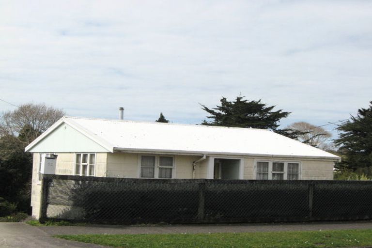 Photo of property in 52 Banks Street, Marfell, New Plymouth, 4310