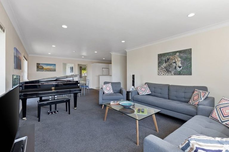 Photo of property in 2/8 Bronzewing Terrace, Unsworth Heights, Auckland, 0632