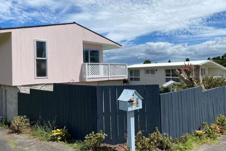 Photo of property in 6 Barlow Place, Chatswood, Auckland, 0626