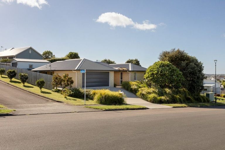 Photo of property in 17 Lynley Park Drive, Omokoroa, 3114