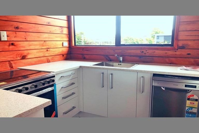 Photo of property in 2/49 Larnoch Road, Henderson, Auckland, 0610