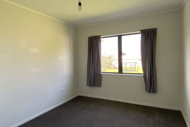 Photo of property in 23 Flanshaw Road, Te Atatu South, Auckland, 0610