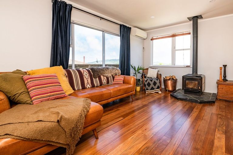 Photo of property in 34 Brooker Grove, Newlands, Wellington, 6037