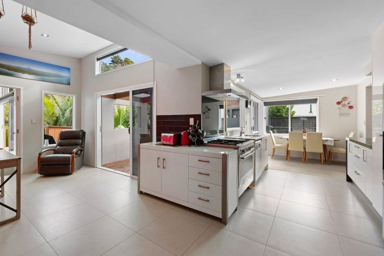 Photo of property in 70 Seaview Road, Marfell, New Plymouth, 4310
