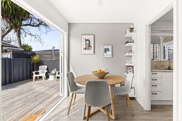 Photo of property in 806 Grove Road, Mayfair, Hastings, 4122