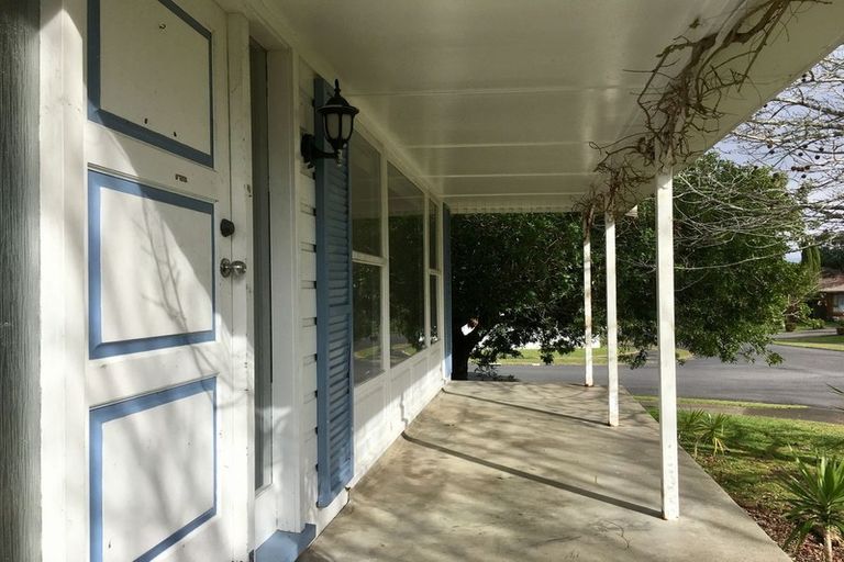 Photo of property in 11 Tupaki Place, Pakuranga Heights, Auckland, 2010