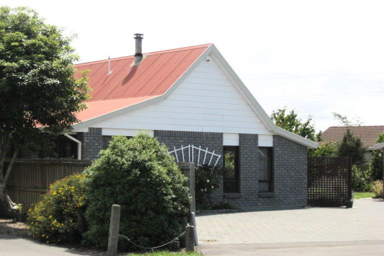 Photo of property in 14 Warner Place, Heathcote Valley, Christchurch, 8022