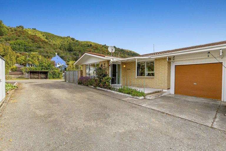 Photo of property in 131a Waikawa Road, Picton, 7220