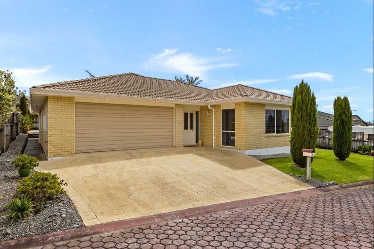 Photo of property in 61 Kath Hopper Drive, Orewa, 0931
