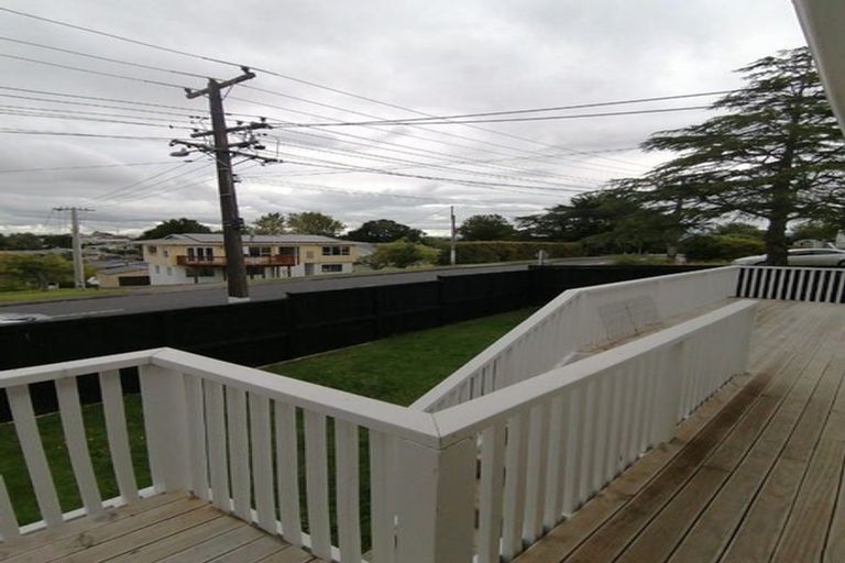 Photo of property in 1/111 Lincoln Park Avenue, Massey, Auckland, 0614