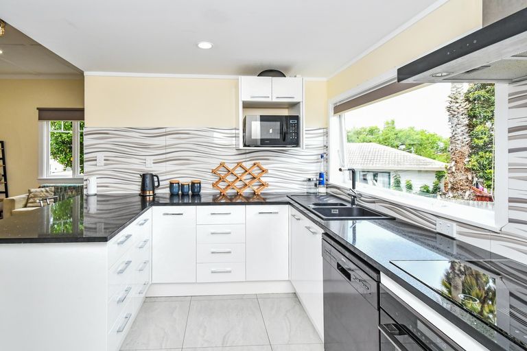 Photo of property in 2c Waiari Road, Conifer Grove, Takanini, 2112