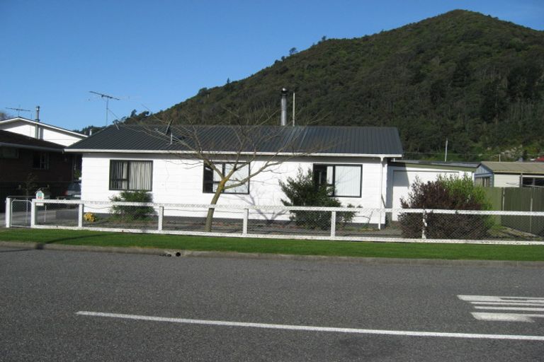 Photo of property in 52 York Street, Picton, 7220