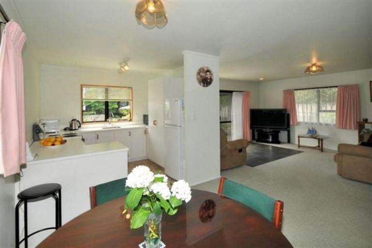Photo of property in 2/19 Greenvalley Rise, Glenfield, Auckland, 0629