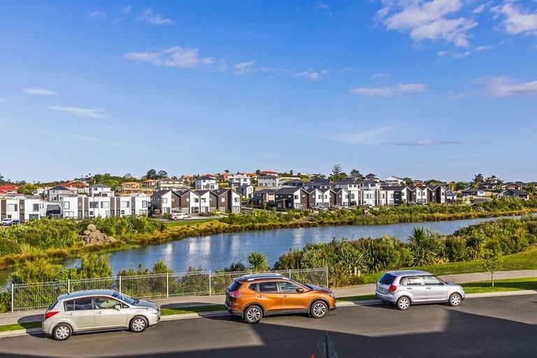 Photo of property in 18 Owen Chapman Drive, Red Beach, 0932