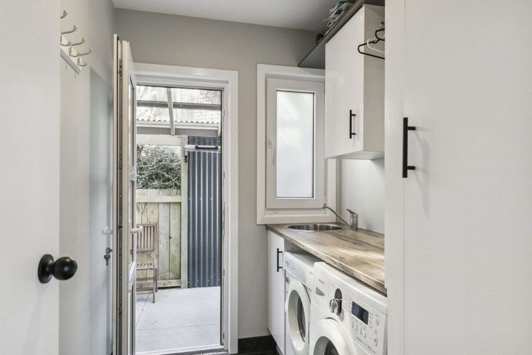 Photo of property in 2b Paratu Way, Strathmore Park, Wellington, 6022