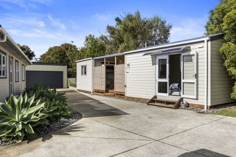 Photo of property in 11 Second Avenue, Glenbrook, Waiuku, 2681