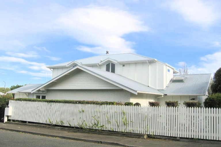 Photo of property in 4 Selwyn Road, Hospital Hill, Napier, 4110