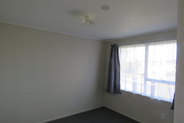 Photo of property in 16 Moncrieff Avenue, Clendon Park, Auckland, 2103