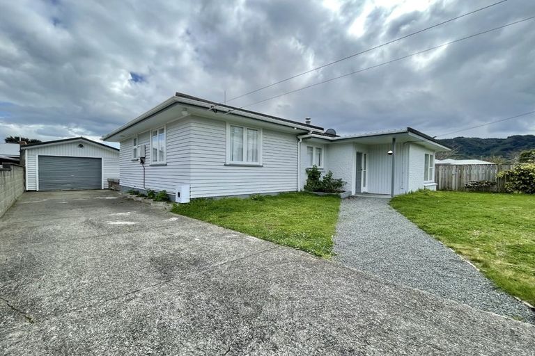 Photo of property in 21 Totara Park Road, Clouston Park, Upper Hutt, 5018