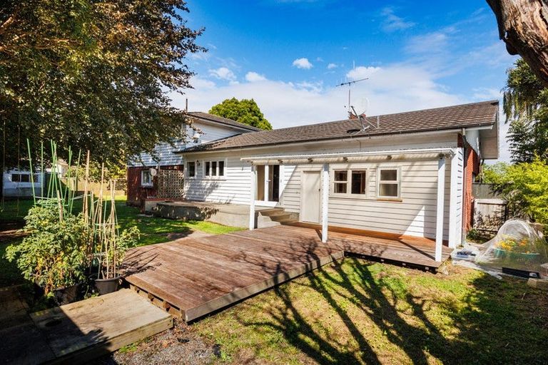 Photo of property in 27 Saint Albans Avenue, Hokowhitu, Palmerston North, 4410