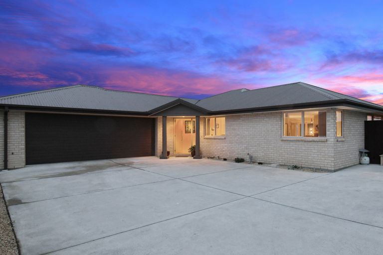 Photo of property in 11 Walnut Way, Rangiora, 7400