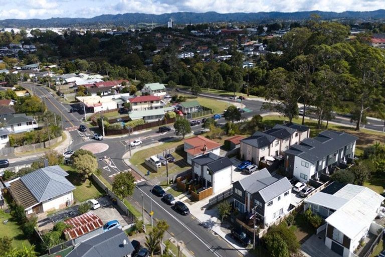 Photo of property in 2/83 Vodanovich Road, Te Atatu South, Auckland, 0610